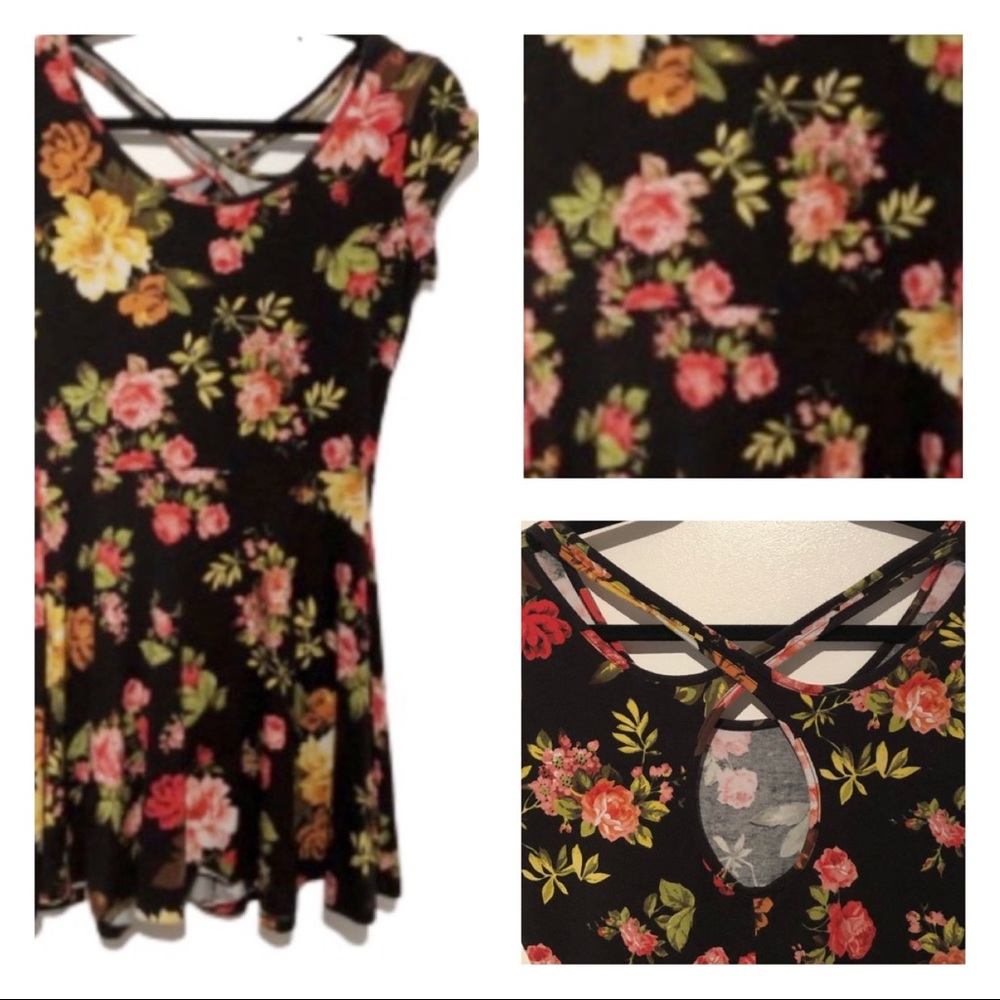 🍒 Beautiful Floral Dress w/ criss cross back
